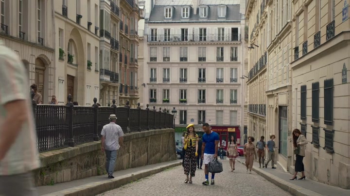 Emily_in_Paris_S02E09_WEBRip_x264-ION10_0200.jpg