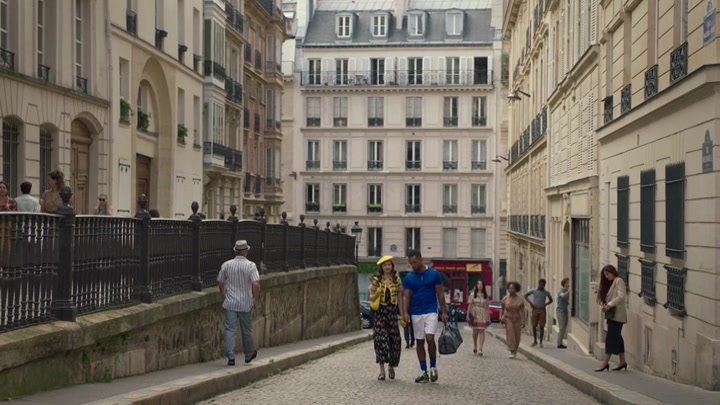 Emily_in_Paris_S02E09_WEBRip_x264-ION10_0201.jpg