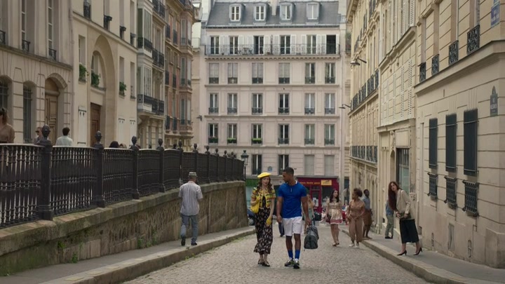 Emily_in_Paris_S02E09_WEBRip_x264-ION10_0205.jpg