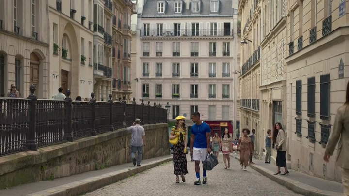 Emily_in_Paris_S02E09_WEBRip_x264-ION10_0207.jpg