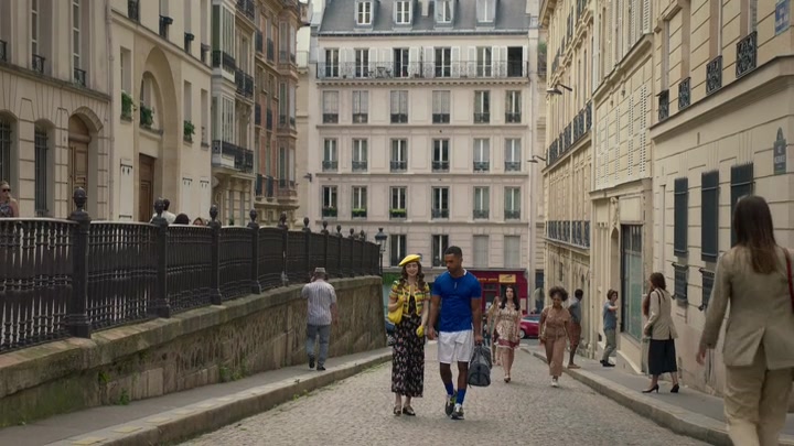 Emily_in_Paris_S02E09_WEBRip_x264-ION10_0209.jpg