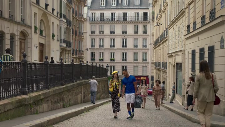 Emily_in_Paris_S02E09_WEBRip_x264-ION10_0211.jpg