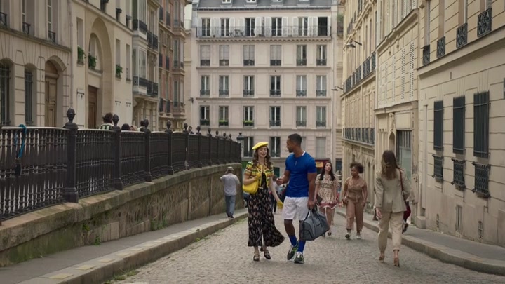 Emily_in_Paris_S02E09_WEBRip_x264-ION10_0217.jpg
