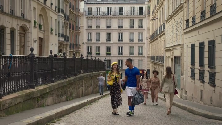 Emily_in_Paris_S02E09_WEBRip_x264-ION10_0218.jpg