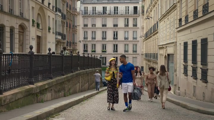Emily_in_Paris_S02E09_WEBRip_x264-ION10_0219.jpg