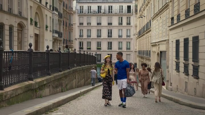 Emily_in_Paris_S02E09_WEBRip_x264-ION10_0220.jpg