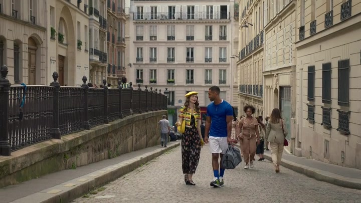 Emily_in_Paris_S02E09_WEBRip_x264-ION10_0222.jpg