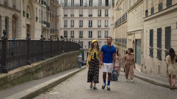 Emily_in_Paris_S02E09_WEBRip_x264-ION10_0225.jpg
