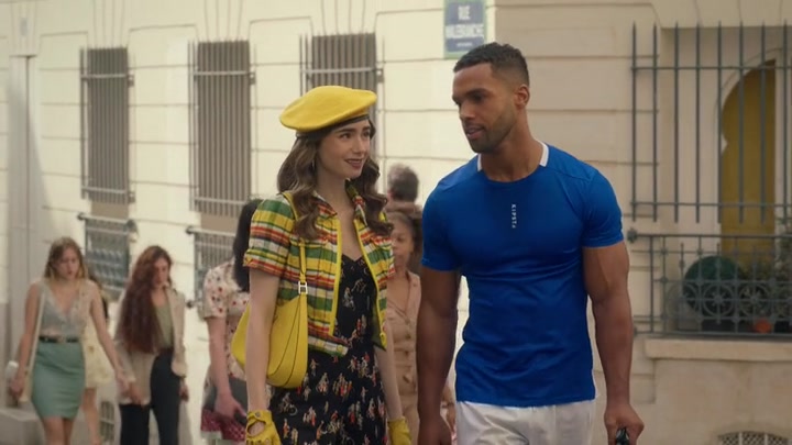 Emily_in_Paris_S02E09_WEBRip_x264-ION10_0244.jpg