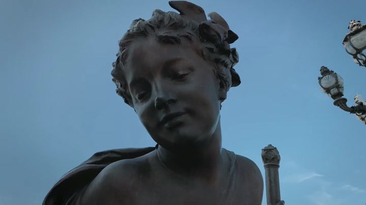 Emily_in_Paris_S02E09_WEBRip_x264-ION10_0260.jpg