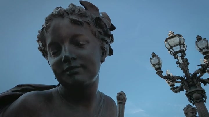 Emily_in_Paris_S02E09_WEBRip_x264-ION10_0263.jpg