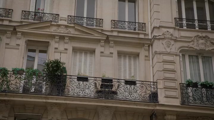 Emily_in_Paris_S02E09_WEBRip_x264-ION10_0264.jpg
