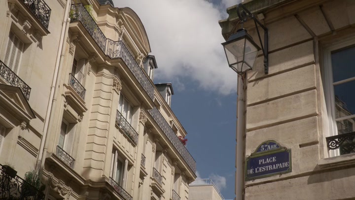 Emily_in_Paris_S02E09_WEBRip_x264-ION10_0266.jpg
