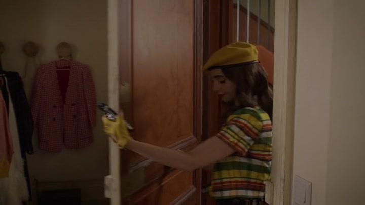 Emily_in_Paris_S02E09_WEBRip_x264-ION10_0268.jpg