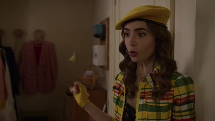 Emily_in_Paris_S02E09_WEBRip_x264-ION10_0272.jpg