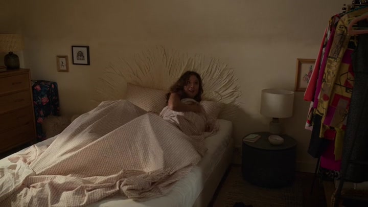 Emily_in_Paris_S02E09_WEBRip_x264-ION10_0276.jpg