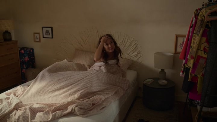 Emily_in_Paris_S02E09_WEBRip_x264-ION10_0278.jpg