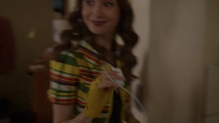 Emily_in_Paris_S02E09_WEBRip_x264-ION10_0289.jpg