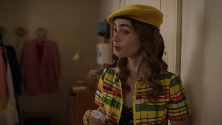 Emily_in_Paris_S02E09_WEBRip_x264-ION10_0292.jpg