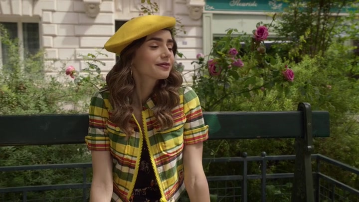 Emily_in_Paris_S02E09_WEBRip_x264-ION10_0318.jpg