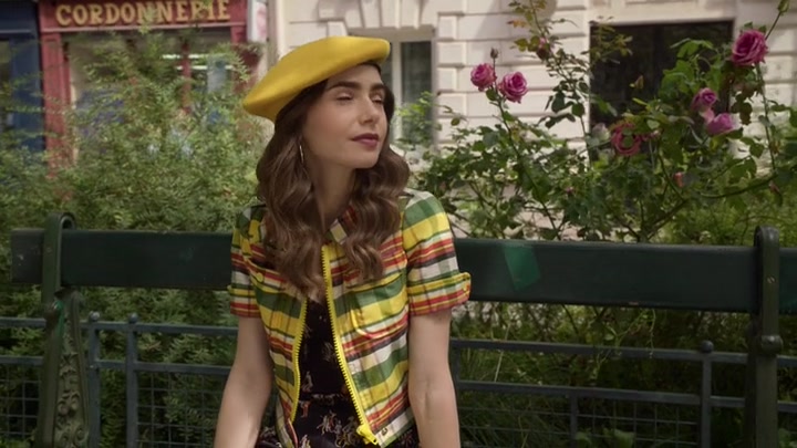Emily_in_Paris_S02E09_WEBRip_x264-ION10_0323.jpg