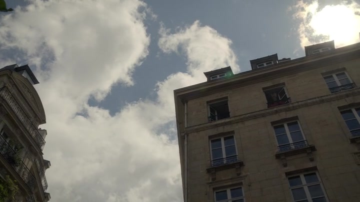 Emily_in_Paris_S02E09_WEBRip_x264-ION10_0327.jpg