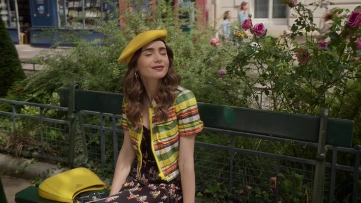 Emily_in_Paris_S02E09_WEBRip_x264-ION10_0332.jpg
