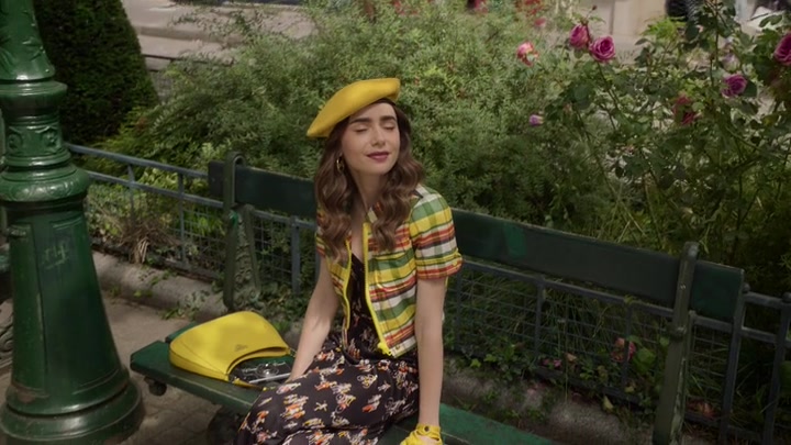 Emily_in_Paris_S02E09_WEBRip_x264-ION10_0334.jpg