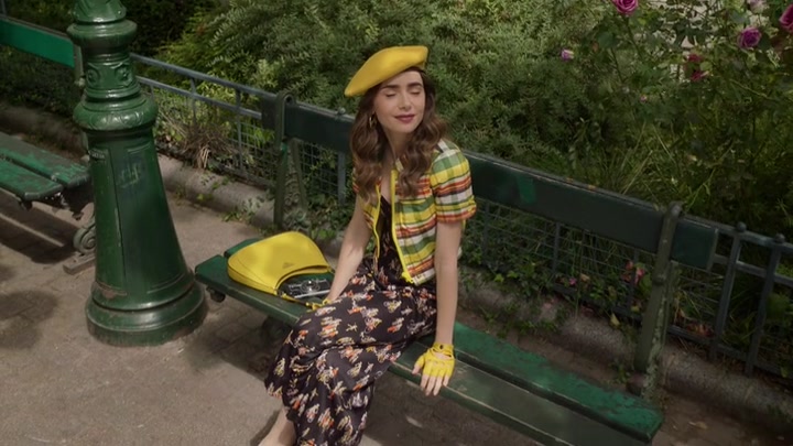 Emily_in_Paris_S02E09_WEBRip_x264-ION10_0336.jpg