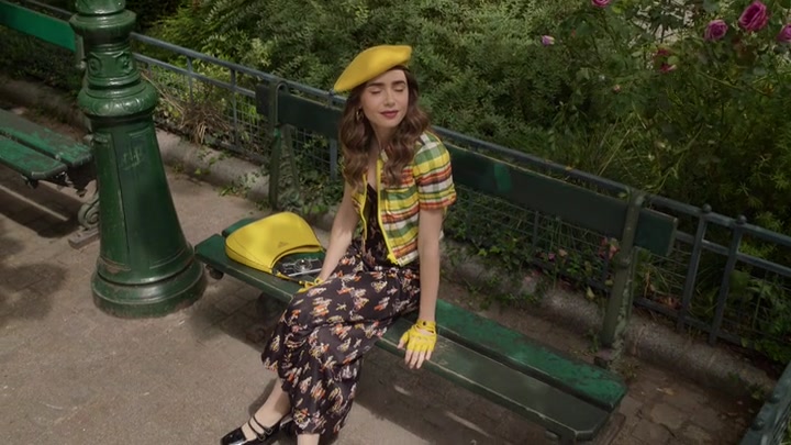 Emily_in_Paris_S02E09_WEBRip_x264-ION10_0337.jpg