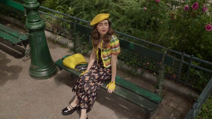 Emily_in_Paris_S02E09_WEBRip_x264-ION10_0338.jpg
