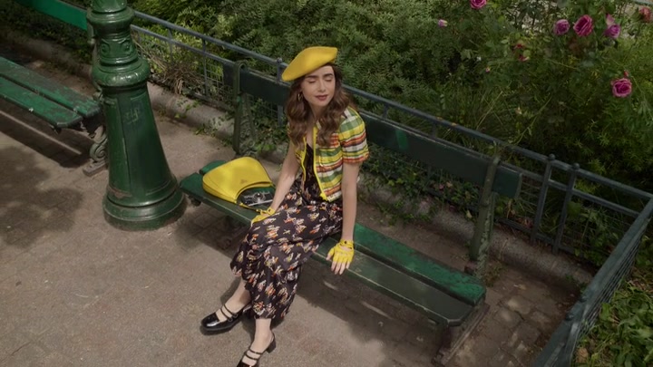 Emily_in_Paris_S02E09_WEBRip_x264-ION10_0339.jpg