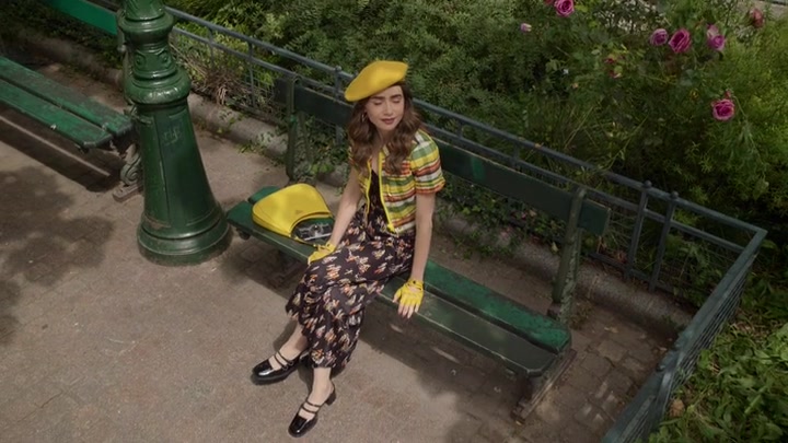 Emily_in_Paris_S02E09_WEBRip_x264-ION10_0340.jpg