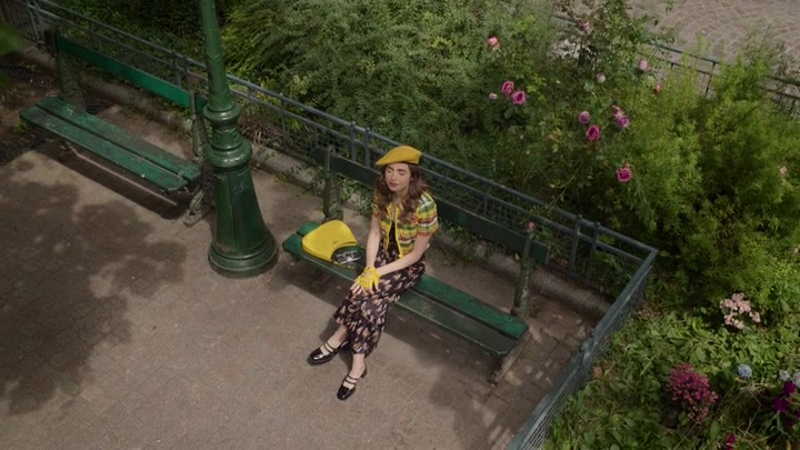 Emily_in_Paris_S02E09_WEBRip_x264-ION10_0346.jpg