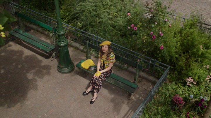 Emily_in_Paris_S02E09_WEBRip_x264-ION10_0347.jpg