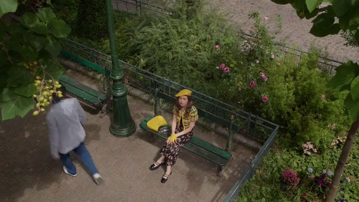Emily_in_Paris_S02E09_WEBRip_x264-ION10_0350.jpg