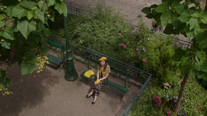 Emily_in_Paris_S02E09_WEBRip_x264-ION10_0353.jpg