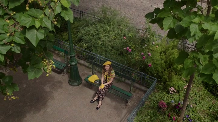 Emily_in_Paris_S02E09_WEBRip_x264-ION10_0354.jpg