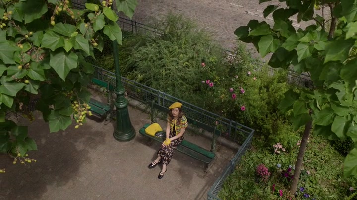 Emily_in_Paris_S02E09_WEBRip_x264-ION10_0355.jpg