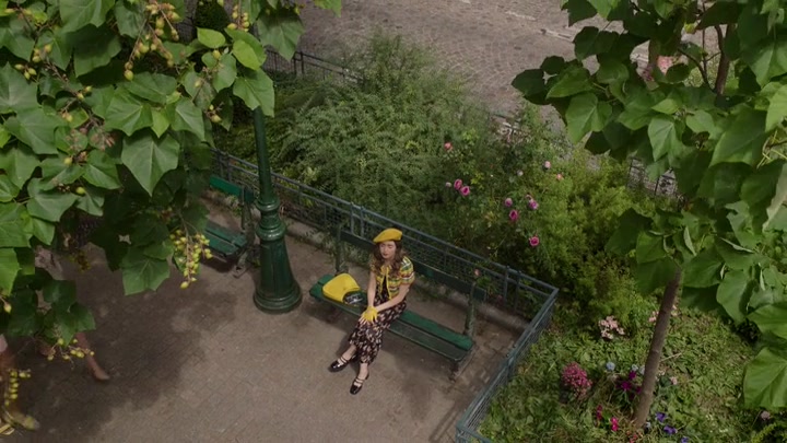 Emily_in_Paris_S02E09_WEBRip_x264-ION10_0356.jpg