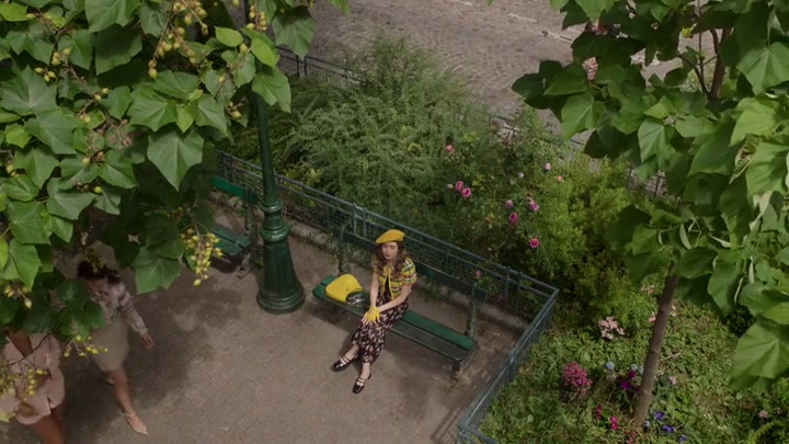 Emily_in_Paris_S02E09_WEBRip_x264-ION10_0357.jpg