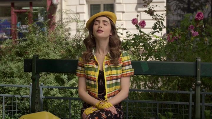 Emily_in_Paris_S02E09_WEBRip_x264-ION10_0359.jpg