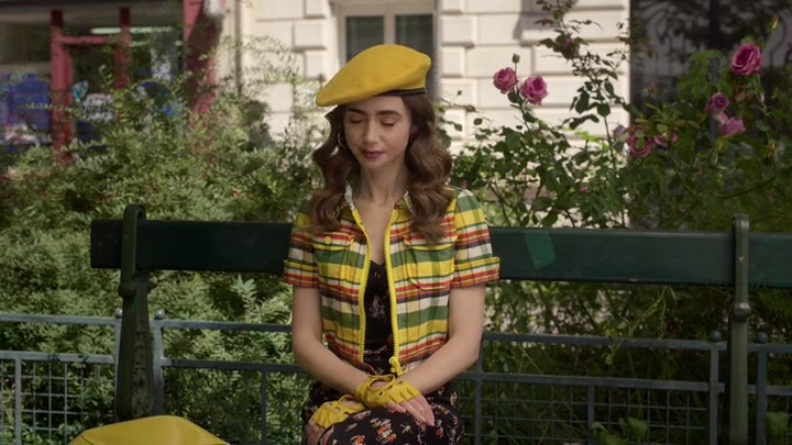 Emily_in_Paris_S02E09_WEBRip_x264-ION10_0360.jpg