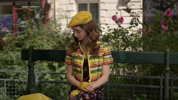 Emily_in_Paris_S02E09_WEBRip_x264-ION10_0361.jpg