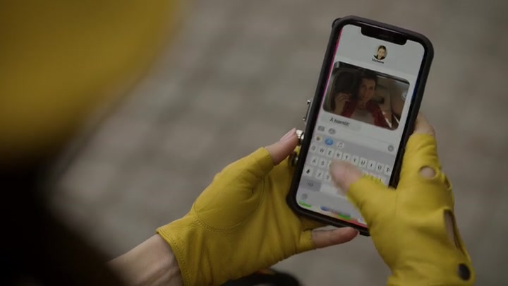 Emily_in_Paris_S02E09_WEBRip_x264-ION10_0372.jpg