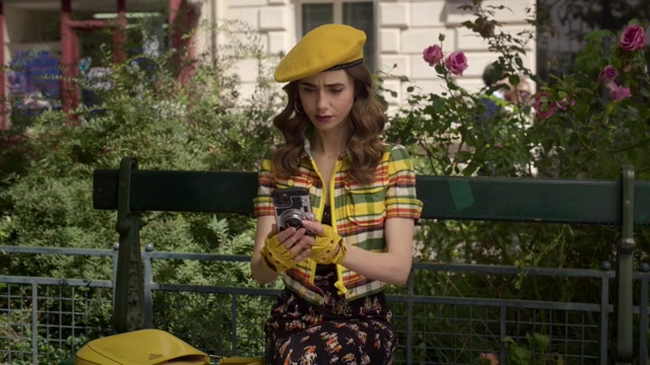 Emily_in_Paris_S02E09_WEBRip_x264-ION10_0378.jpg
