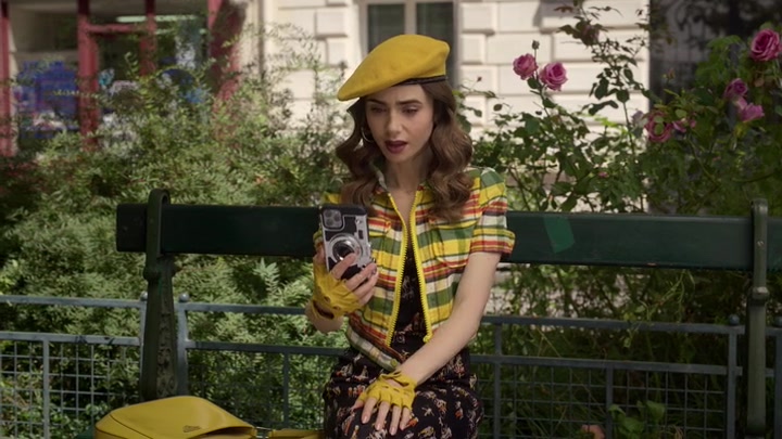 Emily_in_Paris_S02E09_WEBRip_x264-ION10_0381.jpg