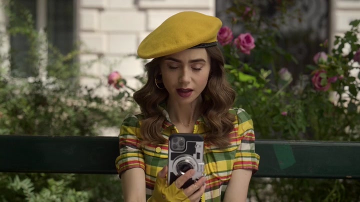 Emily_in_Paris_S02E09_WEBRip_x264-ION10_0382.jpg