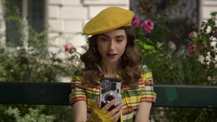 Emily_in_Paris_S02E09_WEBRip_x264-ION10_0383.jpg