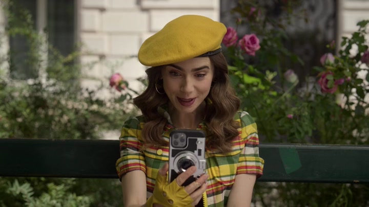 Emily_in_Paris_S02E09_WEBRip_x264-ION10_0386.jpg